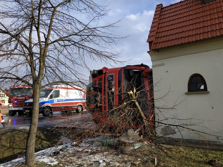 Damienice. Wóz bojowy straży pożarnej zjechał z drogi i wpadł do rowu [ZDJĘCIA]