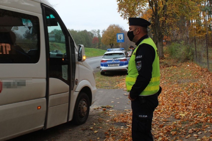 Trwają kontrole policjantów i pracowników sanpeidu w Lipnie....