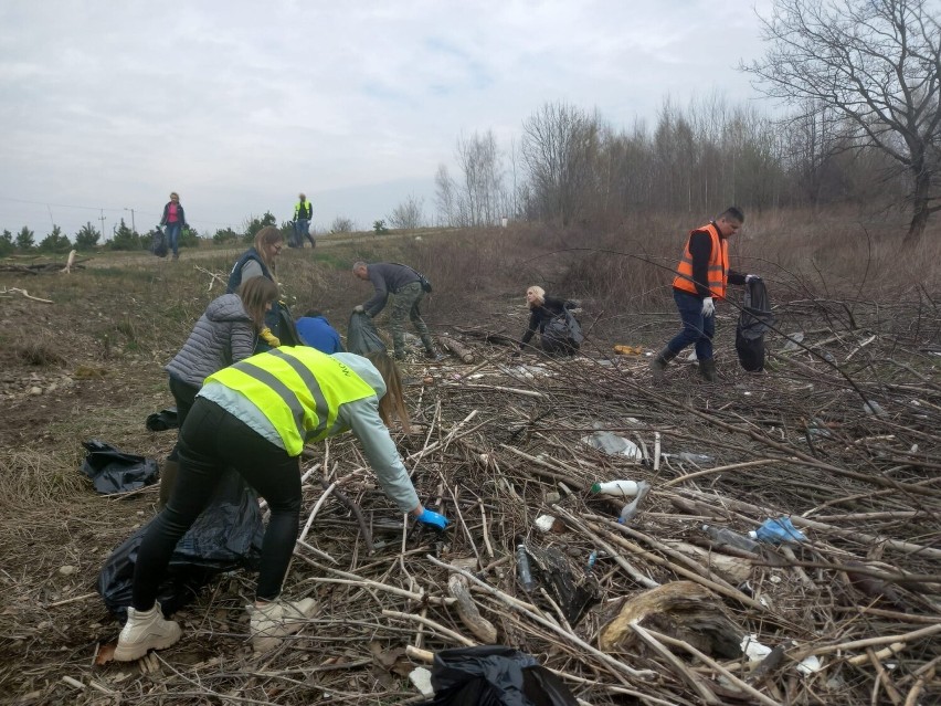 Kwiecień 2022. Zbieranie śmieci nad Jeziorem Mucharskim