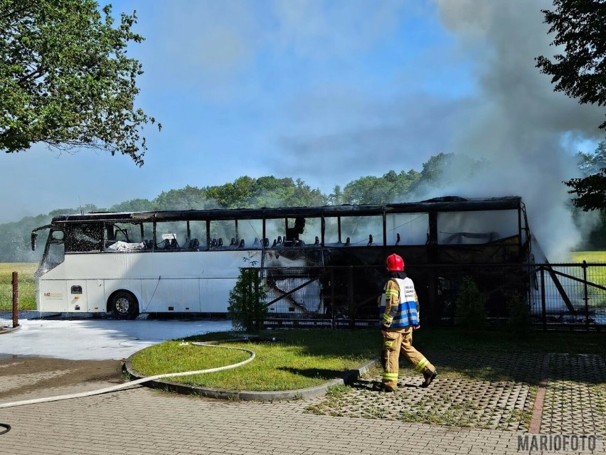 W Turawie spłonął autobus przewożący dzieci. Pasażerowie wysiedli tuż przed pojawieniem się ognia