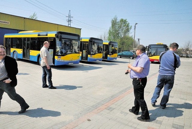 Pracownicy MZK oglądają nowiutkie solarisy