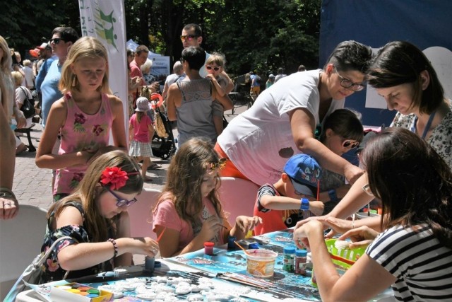 W niedzielne południe bardzo wiele osób przebywa w kieleckim parku miejskim. W ramach Święta Kielc trwają tu do wieczora przeglądy talentów artystów Młodzieżowego Domu Kultury na scenie muszli. Zaprezentowały się też drużyny piłkarskie Wolnej Strefy. Wokół placu rozstawiono przeróżne stoiska gdzie najczęściej dzieciom proponuje się malowanki i gry, a jego centralną część zajmuje prezentacja ciekawych eksponatów Muzeum Zabawy i Zabawek. ZOBACZ NA KOLEJNYCH SLAJDACH>>>

SPRAWDŹ TAKŻE: PROGRAM ŚWIĘTA KIELC 2019 NA NIEDZIELĘ

POLECAMY TAKŻE
Jakie filmy pobiły rekordy oglądalności w Polsce?
