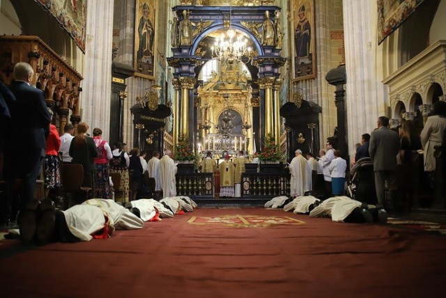 W katedrze na Wawelu metropolita krakowski abp Marek Jędraszewski udzielił święceń kapłańskich diakonom Wyższego Seminarium Duchownego Archidiecezji Krakowskiej