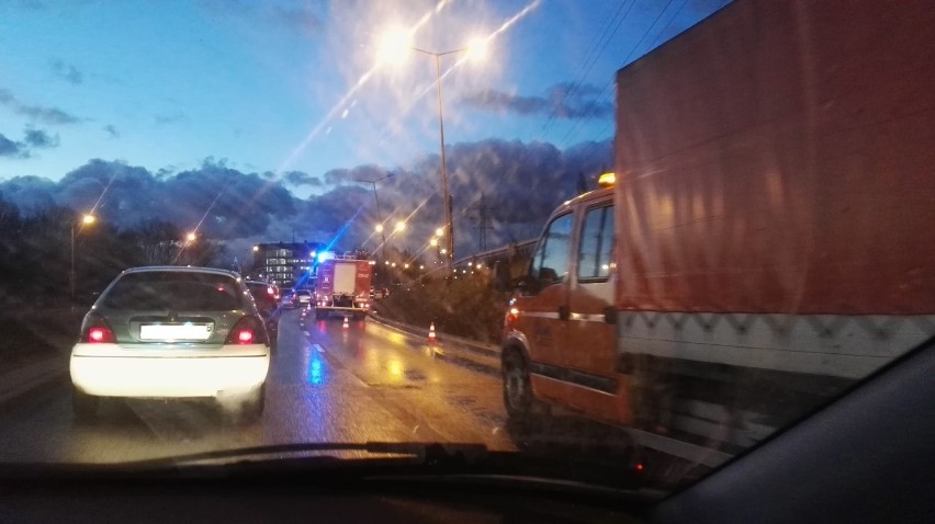 Kraków. Wypadek na Stella-Sawickiego. Samochód uderzył w latarnię