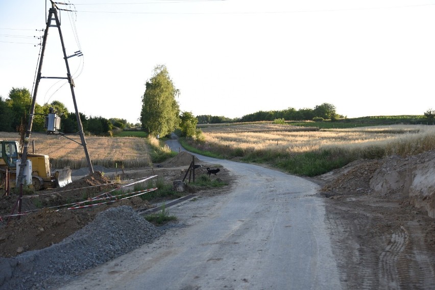 Skandaliczne praktyki przy budowie drogi w Łopuszce Wielkiej! „Gdy wróciłam do domu, żywopłotu już nie było” [ZDJĘCIA]
