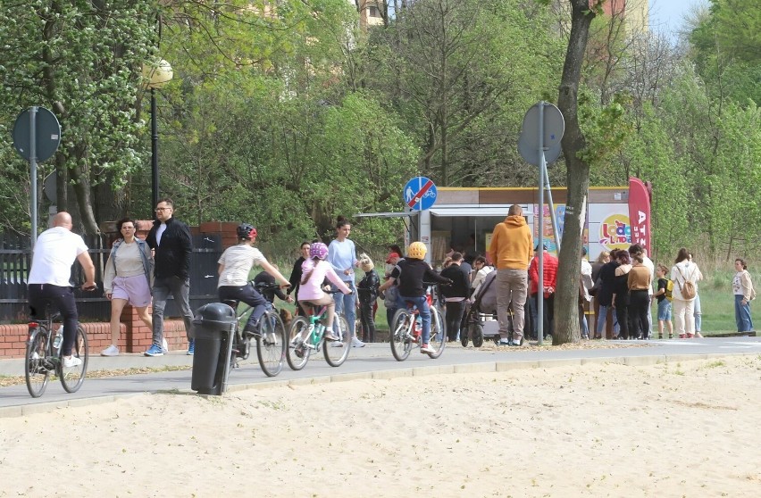 Niedziela nad zalewem na Borkach w Radomiu. Rodziny z dziećmi, rowerzyści, biegacze korzystali z pięknej pogody. Zobacz zdjęcia