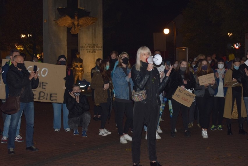 Strajk Kobiet na dębickim Rynku. Protestujący ruszyli pod dom posła Jana Warzechy