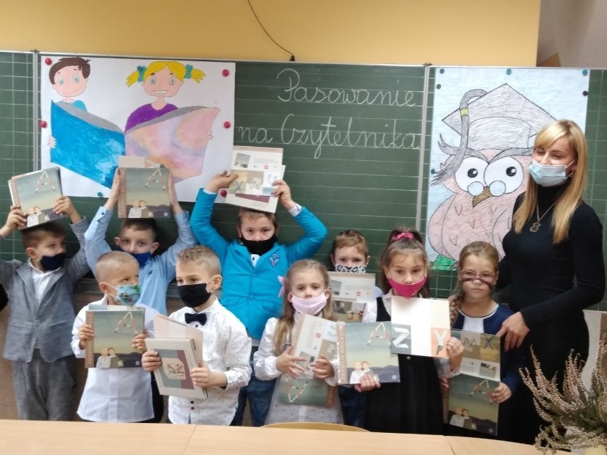 Uczniowie klasy I szkoły w Chełmcach złożyli uroczyste...