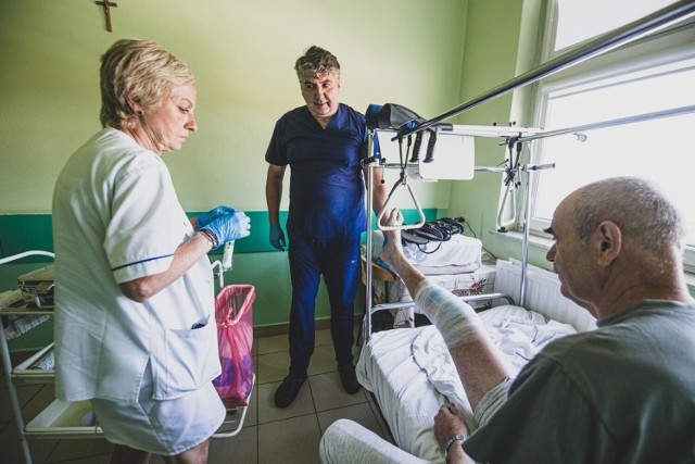 Wojciech Michalik od grudnia 2020 roku jest dyrektorem naczelnym Wojewódzkiego Szpitala Specjalistycznego nr 4 w Bytomiu, a od marca tego roku, pracuje tutaj także jako pielęgniarz. 

Zobacz kolejne zdjęcia. Przesuwaj zdjęcia w prawo - naciśnij strzałkę lub przycisk NASTĘPNE