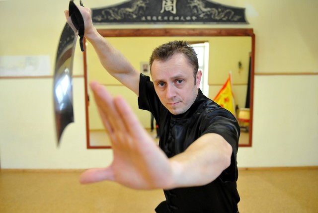 Tomasz Płaza – trenuje chow gar kung fu od 25 lat. Od dwóch lat ma stopień sifu, czyli mistrza kung fu. Jest także dwukrotnym Mistrzem Świata i Europy w tej dyscyplinie. Ma piąty Dan (Chińskiej Federacji Sanda).