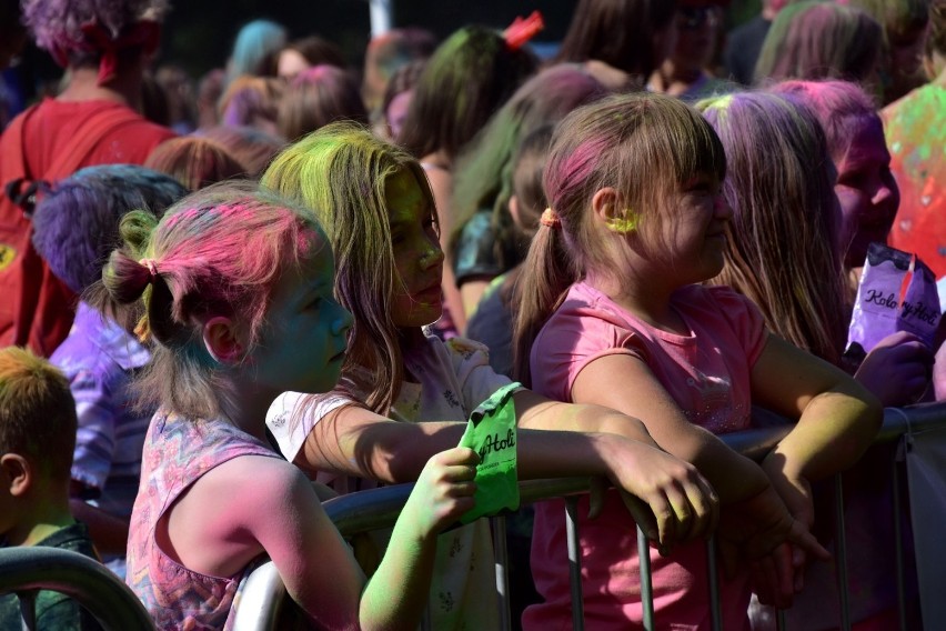 Tłumy gorliczan na Festiwalu Kolorów. Stadion tętni muzyką i gwarem