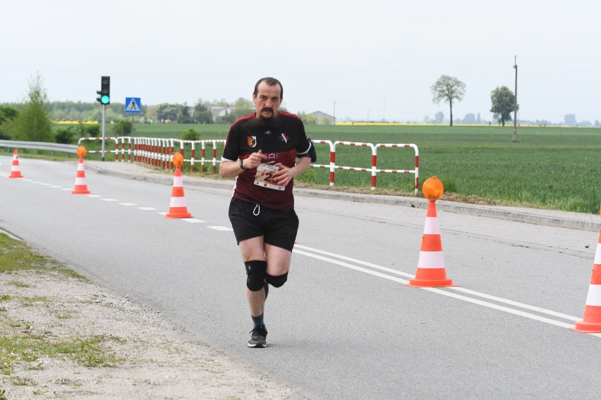 Bieg na 10 km na trasie Lubraniec - Brześć Kujawski. IX Memoriał Czesława Wasielewskiego 2023 [zdjęcia]