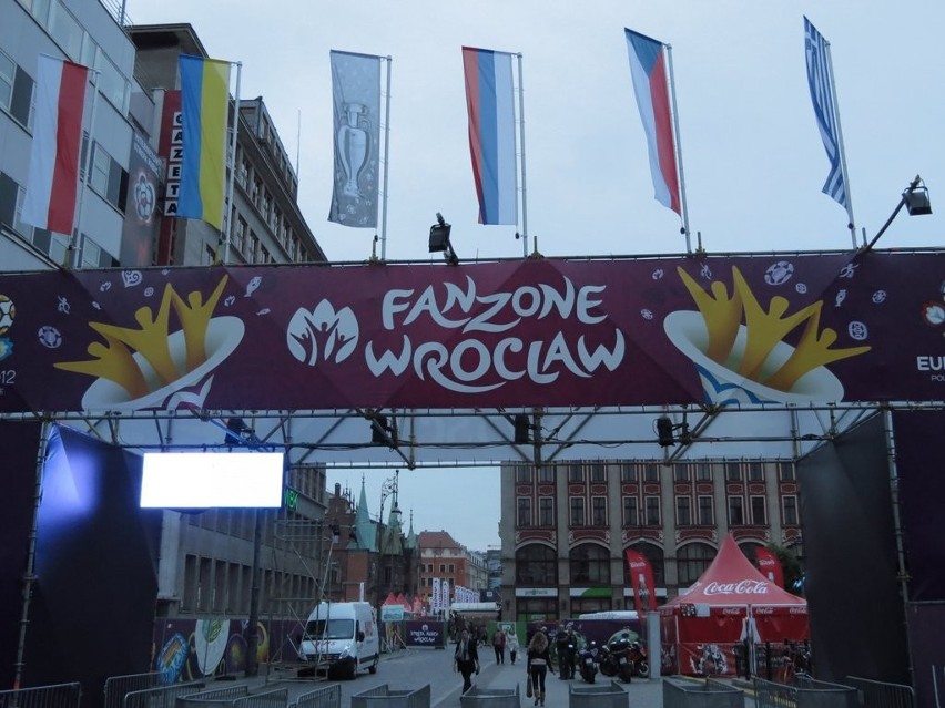 Wrocław: Flagi w strefie kibica powiesili odwrotnie (ZDJĘCIA)