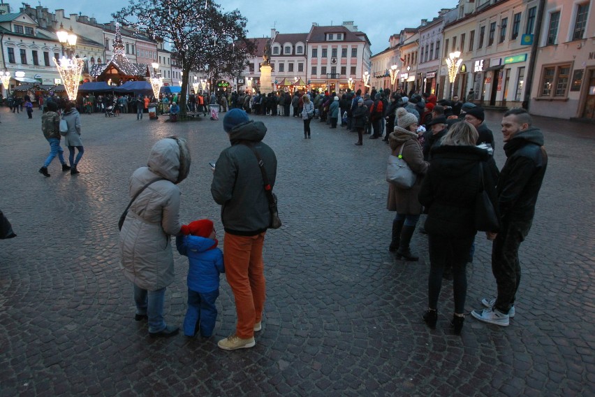 Miejska wigilia na Rynku w Rzeszowie. Był poczęstunek i występy artystyczne [ZDJĘCIA]