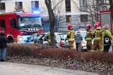 Wypadek na alei Podwale w Wałbrzychu. Samochód na łuku drogi wywrócił się na bok ZDJĘCIA