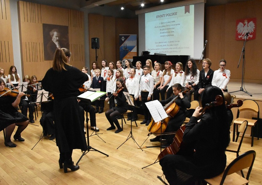 Koncert dla Niepodległej w szkole muzycznej w Malborku. Uczniowie, nauczyciele i publiczność śpiewali razem
