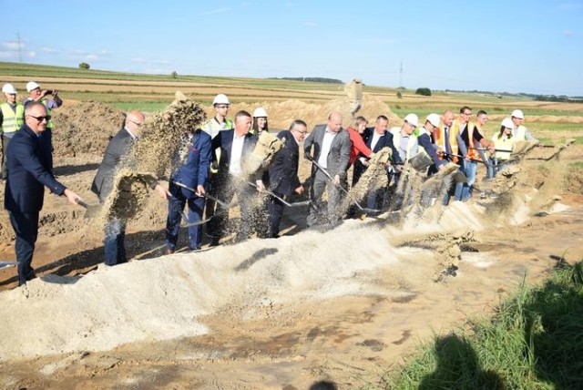 Prace przy realizacji drogi ekspresowej S7 na północ od Krakowa rozpoczynają się na 13-kilometrowym odcinku w środkowej części tej trasy. To fragment drogi od węzła Szczepanowice do węzła Widoma.