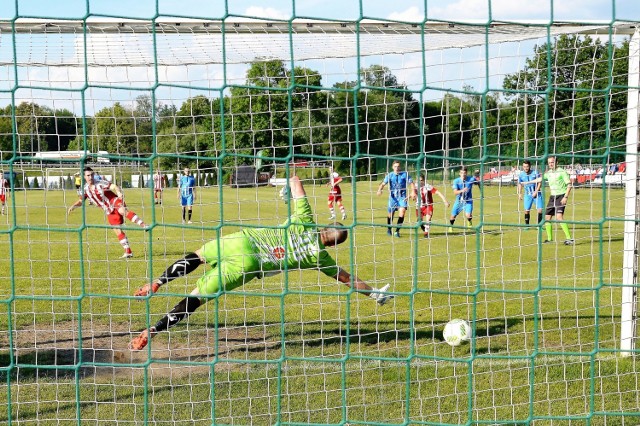 Mateusz Stankiewicz z rzutu karnego strzela gola dającego Sole Oświęcim prowadzenie w konfrontacji przeciwko JKS Jarosław. Ostatecznie spotkanie zakończyło się remisem 1:1.