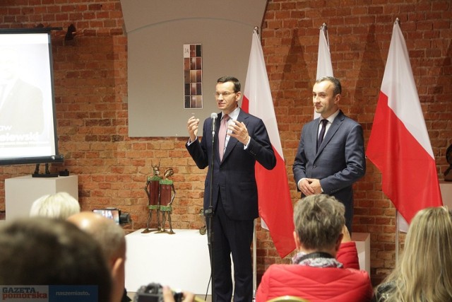 Premier po raz drugi odwiedził Włocławek
Na zaproszenie miejskich władz Prawa i Sprawiedliwości premier Mateusz Morawiecki odwiedził Włocławek. To już jego kolejna wizyta w mieście w ciągu ostatnich dwóch tygodni. Związana oczywiście z kampanią wyborczą na stanowisko prezydenta. - To było przecież kiedyś miasto przemysłowe, miasto, które pulsowało przemysłem na okoliczne powiaty - mówił premier. - Musimy zrobić wszystko, by znów tak się stało. Na spotkaniu padło też wiele słów dotyczących bezrobocia, degradacji śródmieścia i przyciągnięcia inwestorów.


Premier Mateusz Morawiecki z drugą wizytą we Włocławku. 30 października 2018 r.

