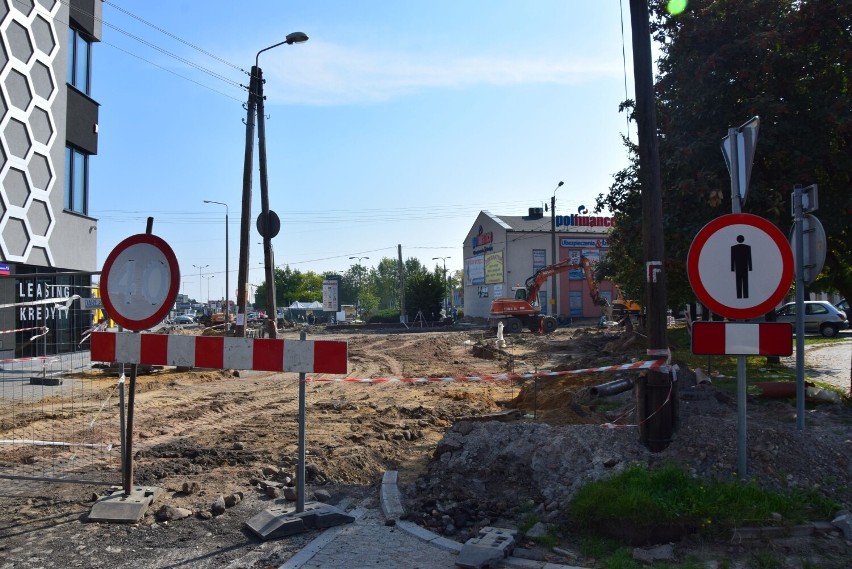 Skrzyżowanie w centrum Wielunia w przebudowie. Kierowcy nagminnie jeżdżą pod prąd Podwalem ZDJĘCIA