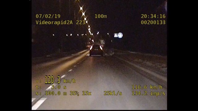 Policjanci za przekroczenie prędkości powyżej 50 km/h w obszarze zabudowanym zatrzymali kierowcy prawo jazdy.