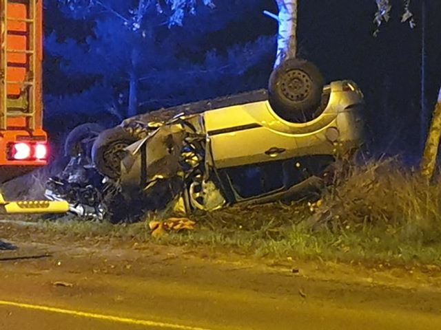 Do śmiertelnego wypadku doszło w niedzielę, 17 listopada, po północy na Szosie Kisielińskiej. Ford focus uderzył w forda mondeo.

Kierujący fordem mondeo wyjeżdżał ze stacji benzynowej przy Szosie Kisielińskiej. W aucie był kierowca i dwie pasażerki. Wtedy w mondeo uderzył jadący drogą kierujący fordem focusem. Siła uderzenia była ogromna. Focus wypadł z drogi i dachował. Z jezdni wypadł również ford mondeo.

Na miejsce wypadku przyjechały służby ratunkowe. Dojechały karetki pogotowia ratunkowego. – Kierowca forda focusa zginął na miejscu – mówi podinsp. Małgorzata Stanisławska, rzeczniczka zielonogórskiej policji. Najprawdopodobniej podczas zderzenia w głowę uderzyła go felga przewożona z tyłu auta. Zielonogórscy policjanci wyjaśniają przyczyny tragicznego wypadku.

WIDEO: Wypadek na skrzyżowaniu ulic 1 Maja i Długiej w Zielonej Górze
