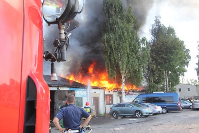 Pożar warsztatu samochodowego przy ulicy Jaworzyńskiej w Legnicy.