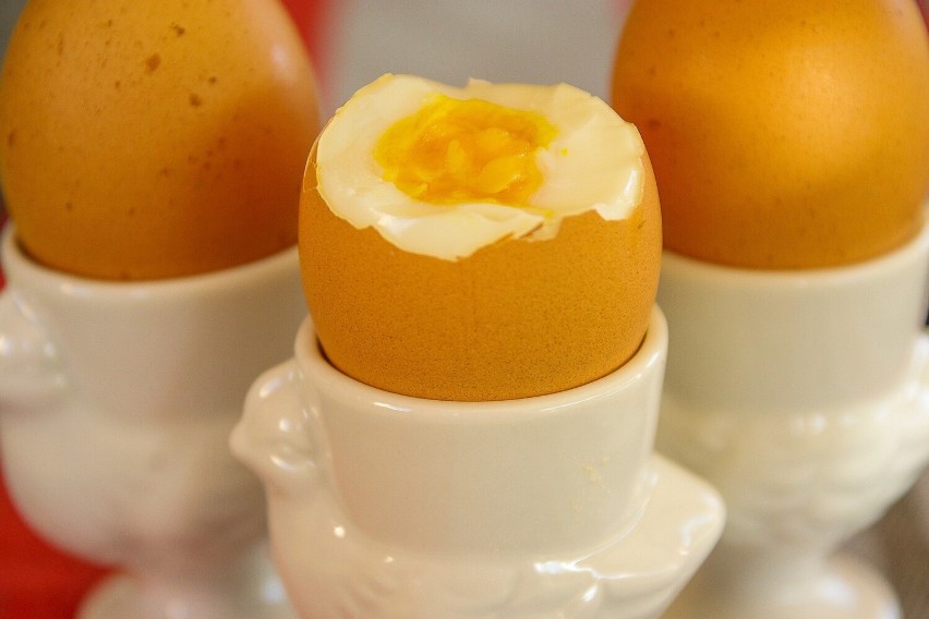 W sklepach dostępne są jajka w czterech rozmiarach małym,...