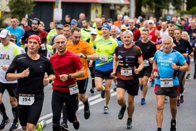 Dystans 7,5 kilometra mieli do pokonania uczestnicy XXXV Biegu Ulicznego z Dąbrowy Chełmińskiej do Ostromecka. W biegu udział wzięło kilkuset zawodników. 

Najszybciej na mecie zameldowali się: Adrian Przybyła (Iława) - 00:23:31.95, Paweł Ochal (Bydgoszcz) - 00:23:47.55 i Przemysław Ratajczyk (Bydgoszcz) - 00:23:51.80. 
Zobaczcie zdjęcia z imprezy >>>