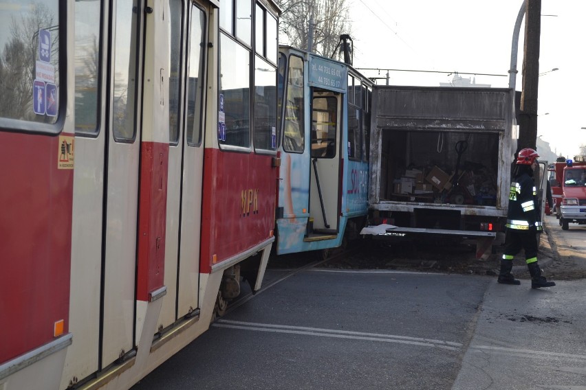 Częstochowa: Bus wjechał w tramwaj na wysokości ul. Worcella. Są ranni [ZDJĘCIA]