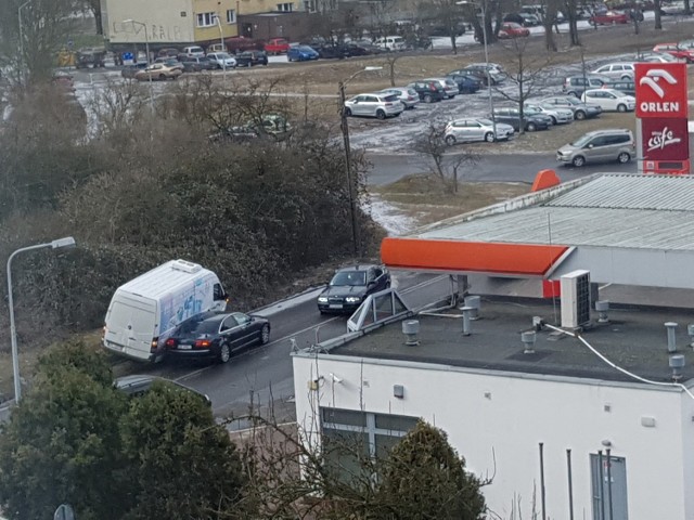 Jak poinformowała nas internautka na alarm@gs24.pl kierujący samochodem osobowym wyjeżdżając że stacji benzynowej Orlen uderzył w jadące ulica  białe auto dostawcze.