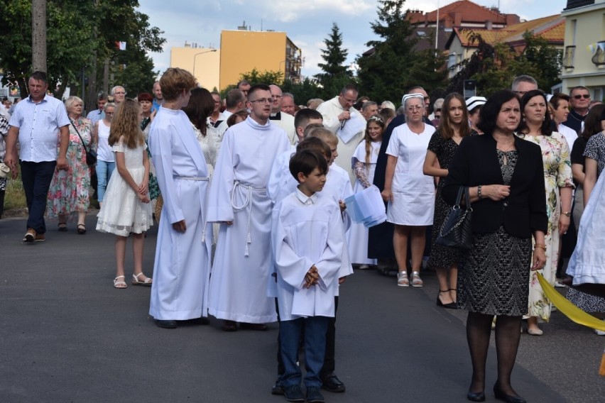 Peregrynacja Wągrowiec 2022. Kopia obrazu przybyła do parafii pw. św. Wojciecha w Wągrowcu. Witały ją tłumy 