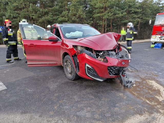 Kolizja na DK 94 w Bolesławiu. Samochód osobowy zderzył się z ciężarówką