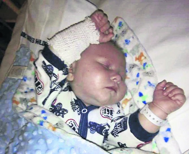Blisko 3-miesięczny Nataniel urodził się z wadą genetyczną, z po-  wodu której nie widzi. Musi przejść operację, ale to sporo kosztuje