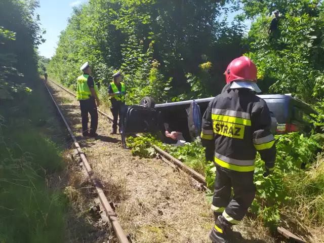 W pobliżu wiaduktu kolejowego w Małym Mędromierzu doszło do poważnego zdarzenia drogowego z udziałem dwóch aut osobowych