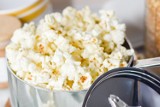Popcorn nie tylko w kinie. Skąd pochodzi słynna przekąska i jaka kukurydza sprawdzi się na popcorn?