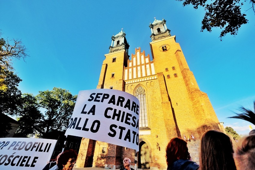 Protestujący skandowali hasła "Polska laicka, nie...