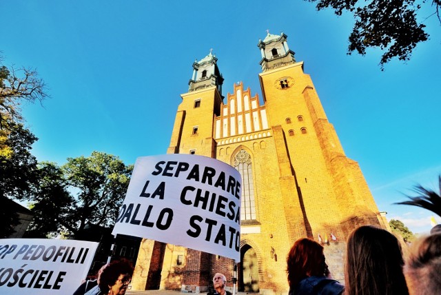 Protestujący skandowali hasła "Polska laicka, nie katolicka". Uczestnicy trzymali w ręku transparenty: „Zły dotyk boli całe życie", „Religia do kościoła" czy „Stop pedofilii w Kościele".