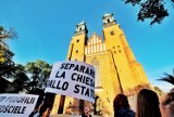 Polska laicka, nie katolicka - to jedno z haseł protestujących w sobotę pod katedrą. Andrzej Duda przyjechał do Poznania 