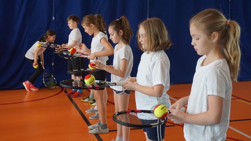 Szkoła Podstawowa nr 3 w Chodzieży uczy uczniów gry w tenisa (FOTO)