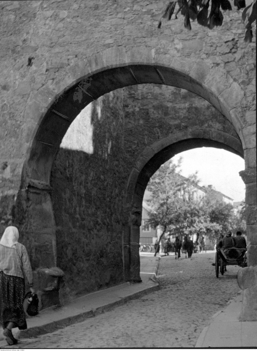 Październik 1943 , Opatów. Brama Warszawska