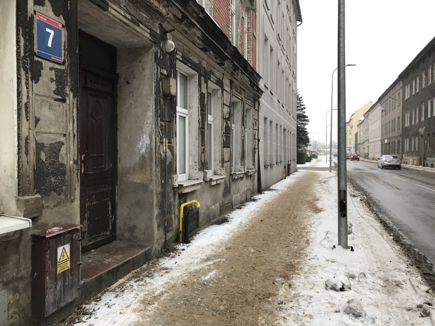 Odkryte przewody elektryczne lampy przy ul. Kołłątaja w Słupsku