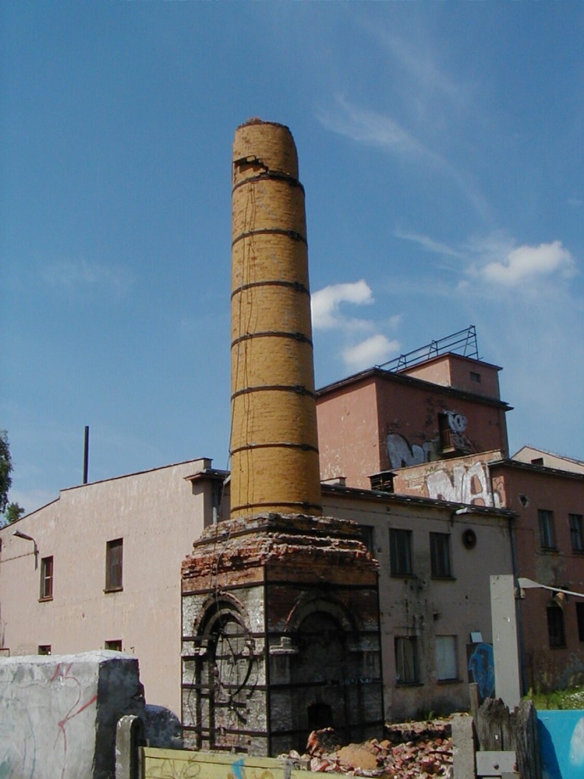 Herbapol w Sieradzu. 20 lat temu zniknął komin, 10 lat temu temu wyburzony obiekt zastąpiła Galeria Rondo. Zobacz archiwalne ZDJĘCIA