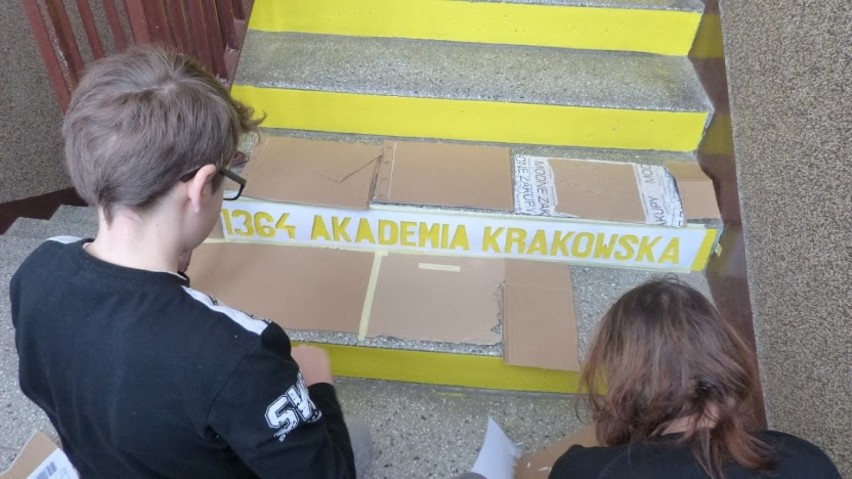 Uczniowie z Gimnazjum nr 1 pomalowali... schody | ZDJĘCIA
