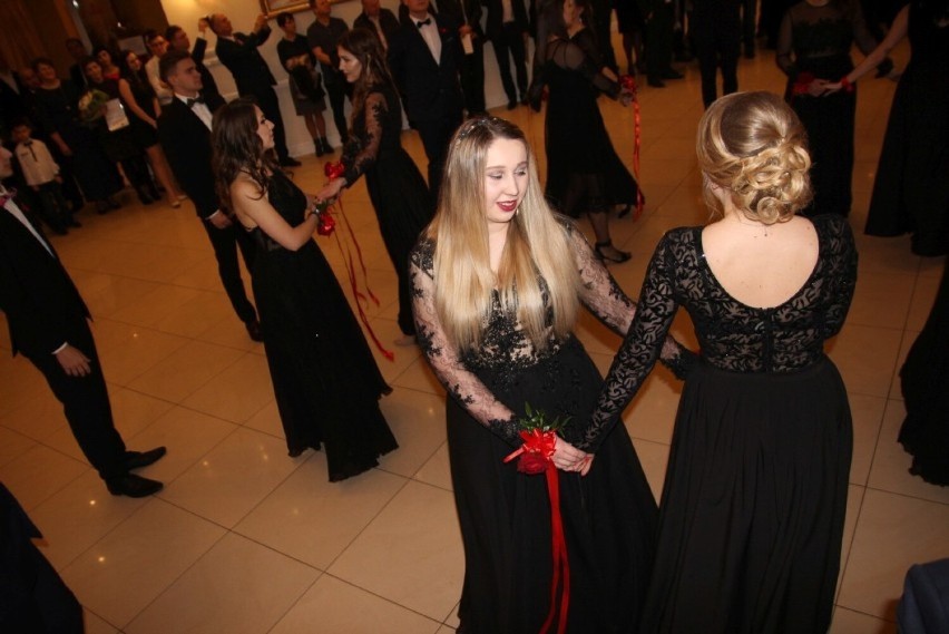 W tych sukniach wieluńskie maturzystki lśniły na studniówkach w latach 2017- 2019