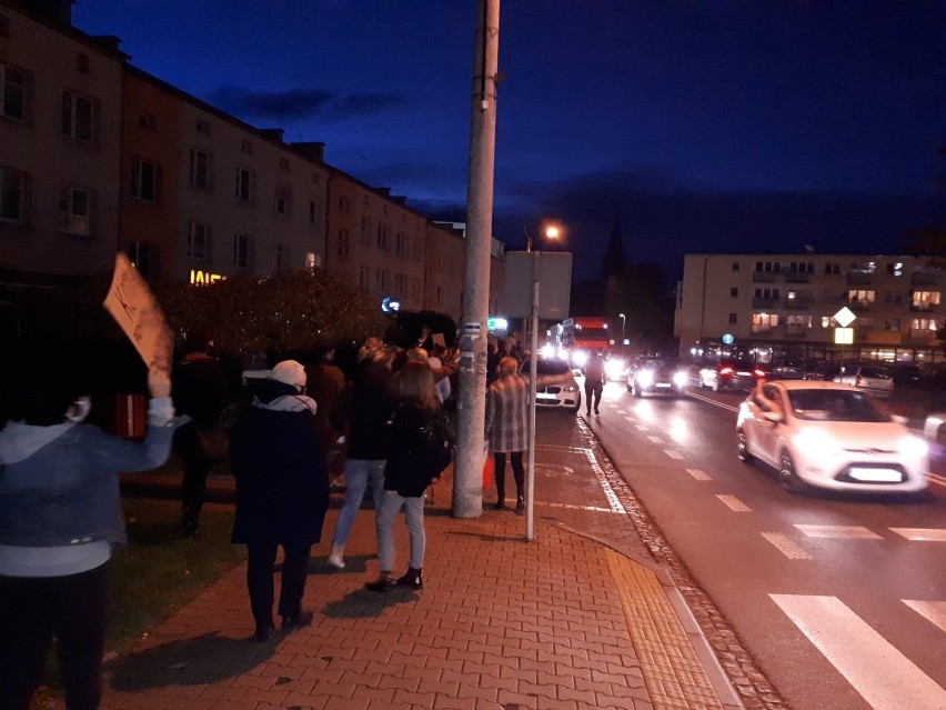 Strajk Kobiet zablokował w środę ulice w Strzelcach Opolskich. Protest przeciwko zaostrzeniu przepisów aborcyjnych