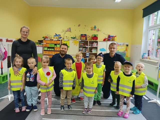 W Suchej policjanci z Cekcyna złożyli wizytę przedszkolakom
