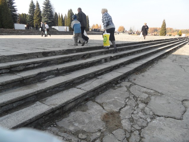 Na cmentarzach komunalnych w Jaworznie ma panować ład architektoniczny. Wydaje się nam, że urzędnicy, zanim zaczną prosić jaworznian o utrzymanie porządku, najpierw powinni sami taki ład utrzymywać. Zobaczcie, jak wyglądają schody na cmentarzu komunalnym na Wilkoszynie.