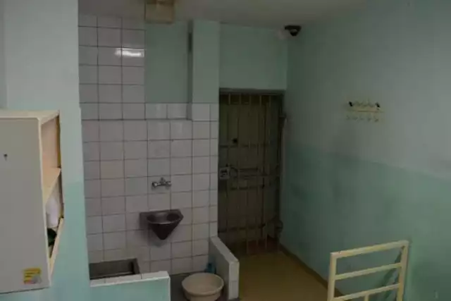 "Enki" - tak mówi się o celach dla więźniów szczególnie niebezpiecznych, ze statusem "N". W Polsce jest 16 oddziałów dla przestępców z tą kategorią. Jak wygląda ich życie?

CZYTAJ WIĘCEJ NA KOLEJNYCH SLAJDACH >>>>>


ZOBACZ TAKŻE: 

Toruński areszt śledczy. Zdjęcia zza krat. W takich warunkach żyją osadzeni

Więzienie dla niewidomych w Bydgoszczy. Zobacz od środka jedyny zakład dla niewidomych więźniów w Polsce