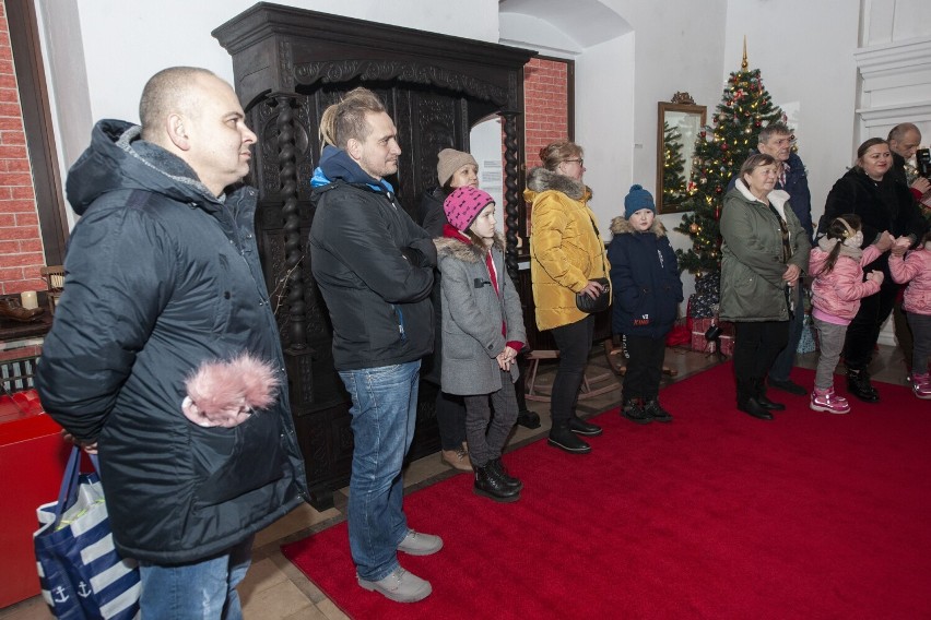 W sali kominkowej darłowskiego zamku otwarto wystawę starych...